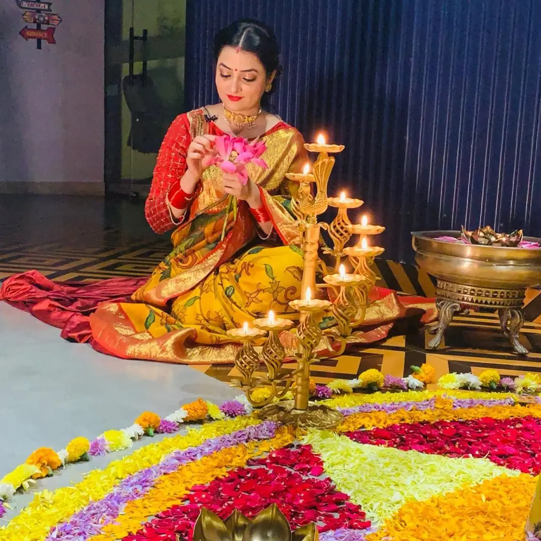 ETV Abhiruchi Madhuri Kandavalli In Traditional Green Saree Red Blouse